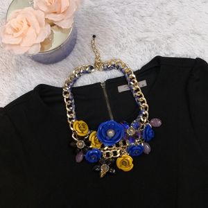 NWOT Flower Necklace
